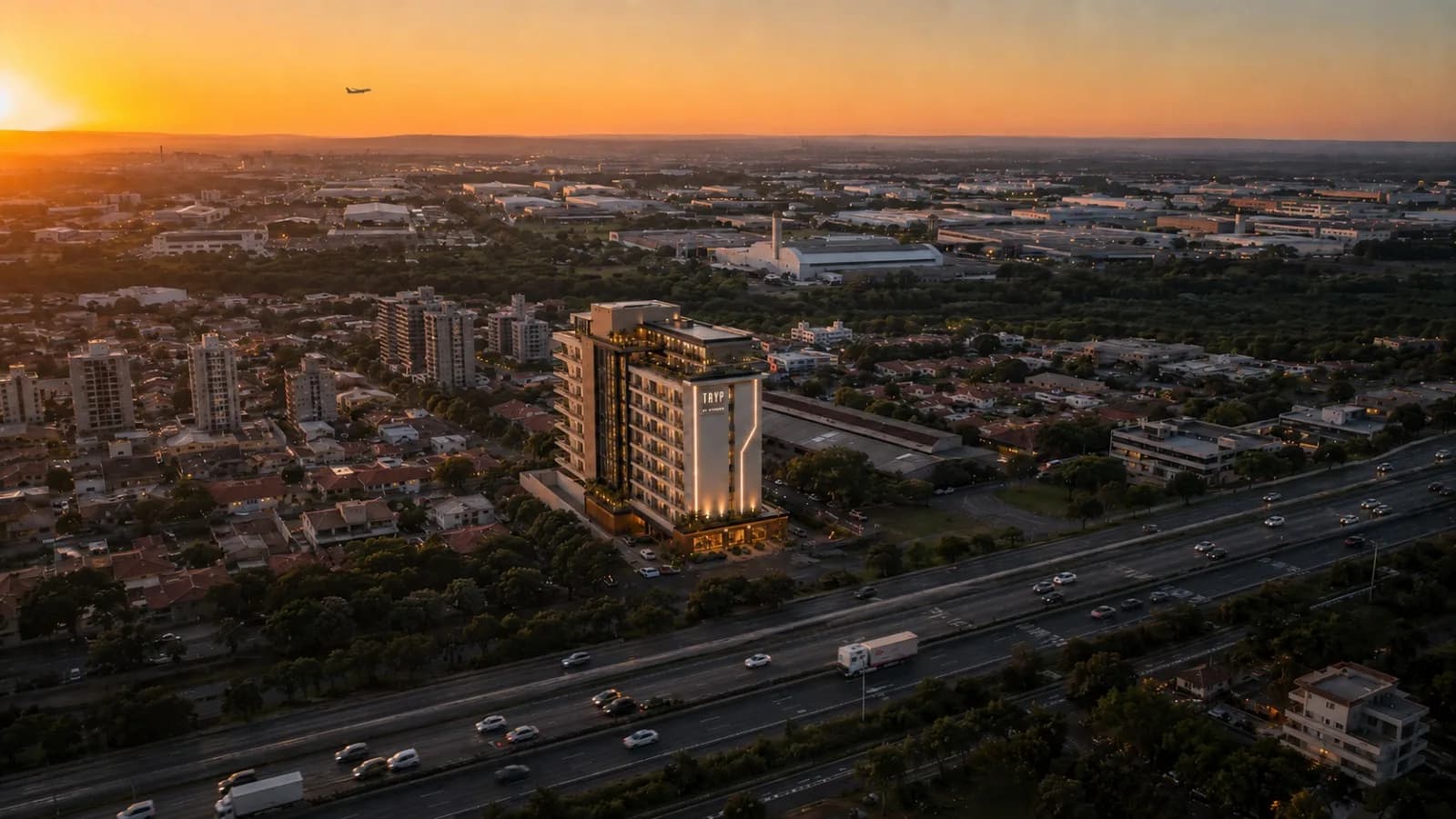 Vista aérea de Indaiatuba ao entardecer com distrito industrial e rodovia — hotelaria na região de Campinas e Viracopos