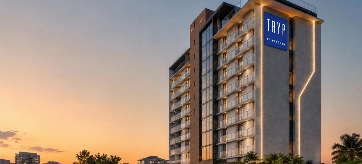 Hotel TRYP by Wyndham Skyline Indaiatuba com piscina de borda infinita no rooftop, iluminação noturna, arquitetura moderna